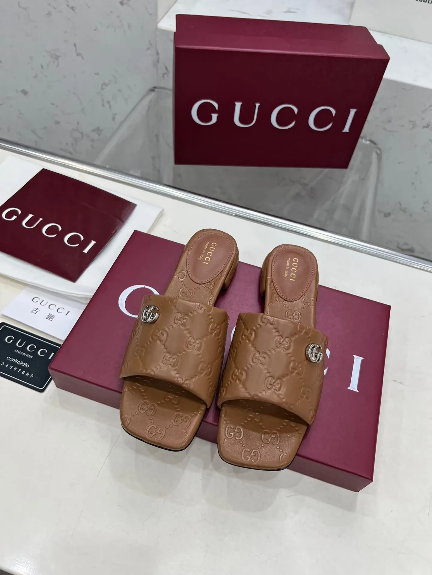 👟👟Ex-factory price 440👟👟 Women's Shoes Women's Clothing Gucci Double G slippers, a fashionable, high-end and full of personality✅ Very stable, comfortable and durable for daily use, convenient and unique for daily matching, a must-have classic for summer, the upper is made of GUCCI 3D embossed, genuine leather outsole Fabric: cowhide Lining/foot pads: sheepskin Color: black, white, brown, burgundy Code number: 35-42 (41 and 42 need to be customized) Packaging: Comes with cloth bag and card.